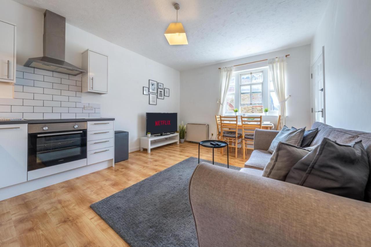 Stansted Airport & Bishops Stortford Town Centre Professional Apartment Bishop's Stortford Bagian luar foto